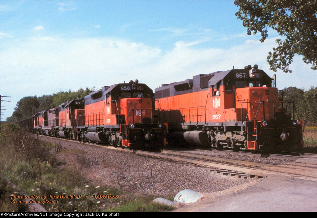 (SEE &amp; HEAR)---B&amp;LE #658 south, #867 pushes a CSX coal train north into the siding at